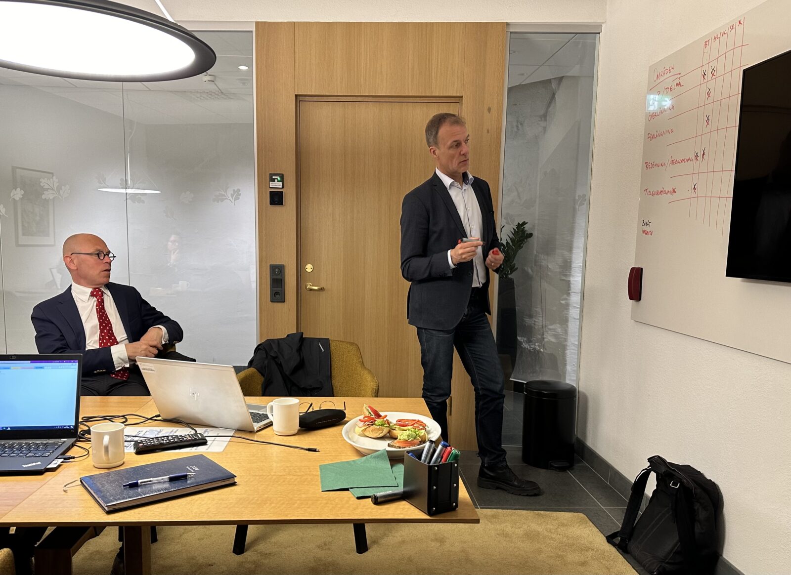 Jonas Nordquist och Mattias Bjarnegård diskuterar i ett konferensrum